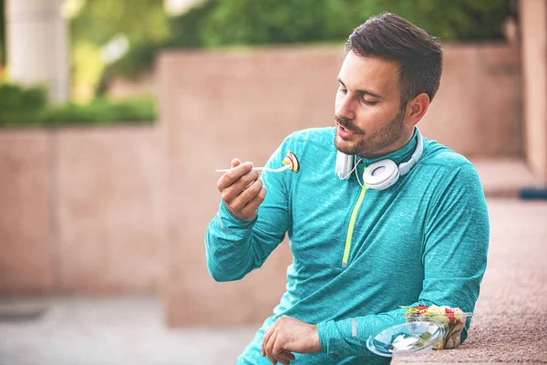 Yakışıklı Delikanlı Sebze Salatası Koşu Sonra Keyif Alıyor — Stok fotoğraf