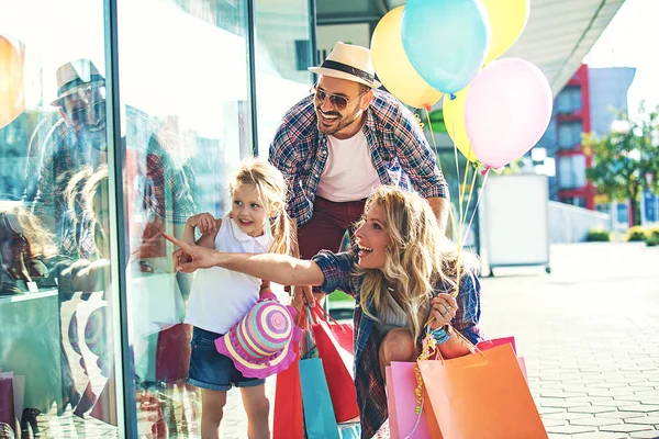 Ευτυχισμένη Οικογένεια Περπατώντας Εμπορικό Κέντρο Σακούλες Και Μπαλόνια — Φωτογραφία Αρχείου