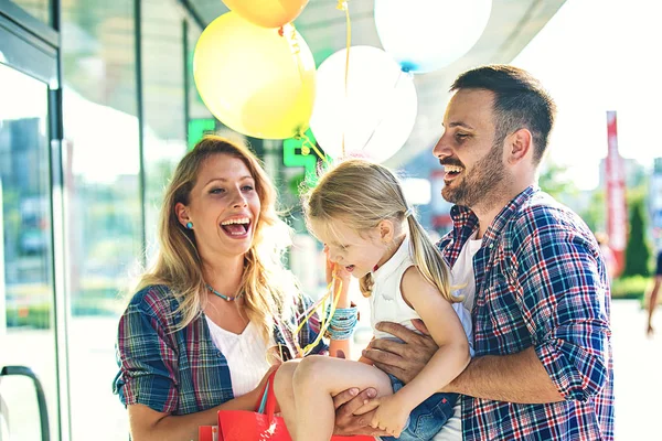Lycklig Familj Promenader Längs Köpcentrum Med Kassar Och Ballonger — Stockfoto