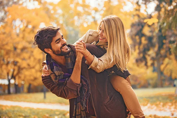 Joven Pareja Sonriente Disfrutando Caída Parque — Foto de Stock