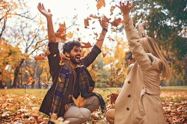 Jovem Casal Sorrindo Desfrutando Queda Parque — Fotografia de Stock