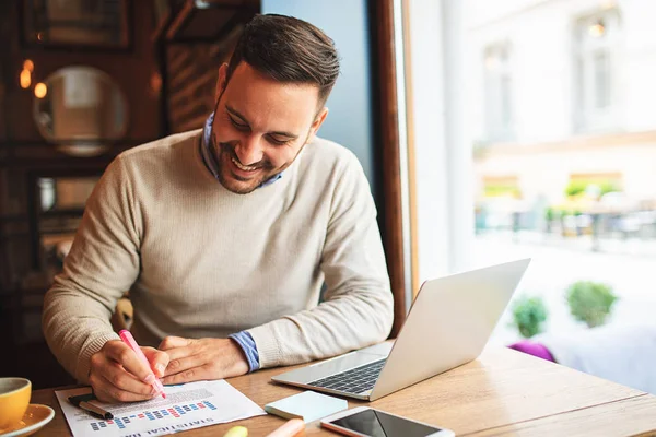 Genç işadamı kafede serbest işini yaparken.