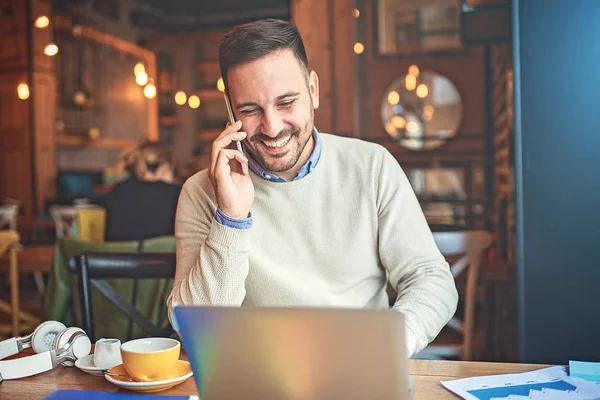 Νεαρός Επιχειρηματίας Κάνει Δουλειά Freelance Του Καφέ — Φωτογραφία Αρχείου