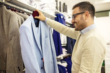 Yakışıklı genç adam giyim mağaza.