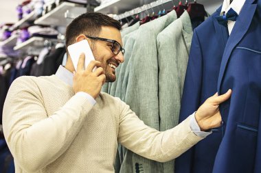 Yakışıklı genç adam giyim mağaza.