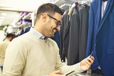 Yakışıklı genç adam giyim mağaza.