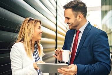 Genç iş adamları şirket bina ve yeni proje hakkında tartışmaya önünde rahatlatıcı.