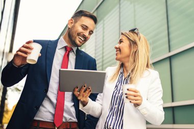 Genç iş adamları şirket bina ve yeni proje hakkında tartışmaya önünde rahatlatıcı.