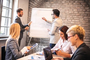 Yeni projede çalışan yaratıcı iş takım.