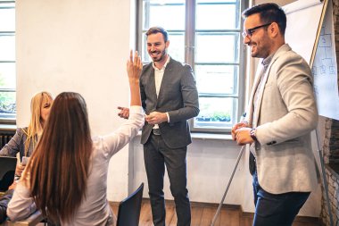 Yeni projede çalışan yaratıcı iş takım.