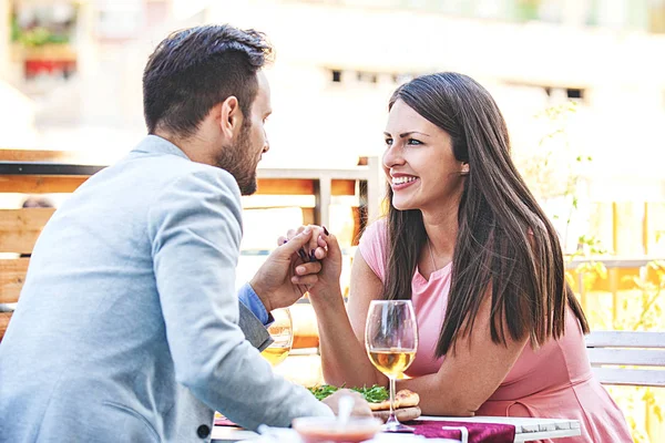 Jong Koppel Genieten Van Restaurant Ochtend — Stockfoto