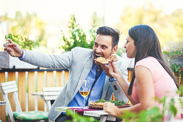 Jovem Casal Desfrutando Restaurante Pela Manhã — Fotografia de Stock