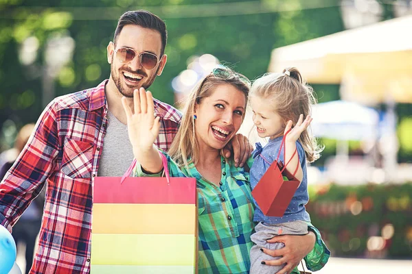 Família Feliz Andando Longo Rua Com Sacos Compras — Fotografia de Stock