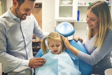 Diş hekimi tedavi şirin sarışın çocuk onun cerrahi. 