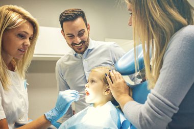 Diş hekimi tedavi şirin sarışın çocuk onun cerrahi. 