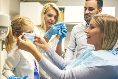 Eğleniyor diş ofiste sabah Familly.