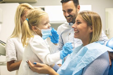 Eğleniyor diş ofiste sabah Familly.