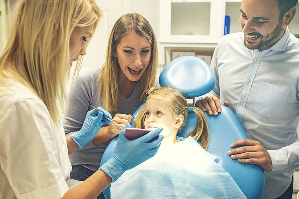 Dentista Tratando Criança Loira Bonito Sua Cirurgia — Fotografia de Stock