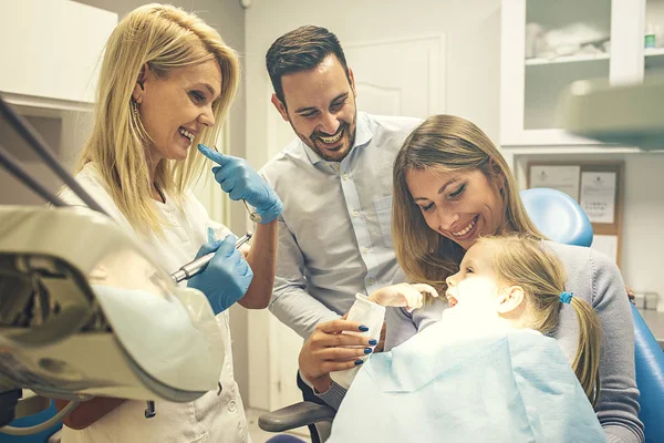 Dentista Tratando Criança Loira Bonito Sua Cirurgia — Fotografia de Stock