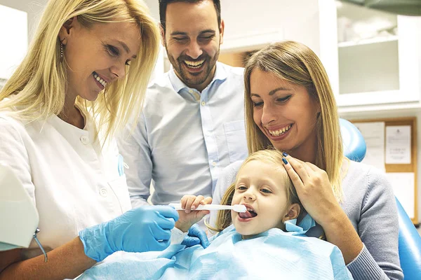 Dentista Tratando Lindo Niño Rubio Cirugía —  Fotos de Stock