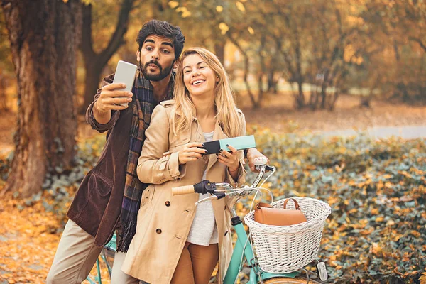 Joven Pareja Sonriente Disfrutando Caída Parque — Foto de Stock