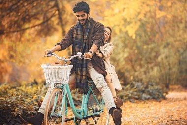 Genç çift zevk gülümseyen parkta düşmek.