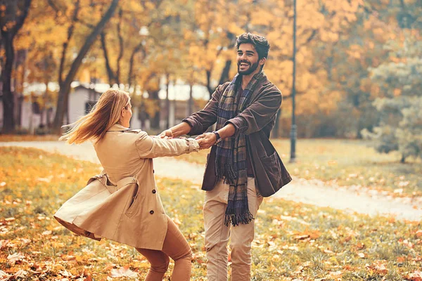 Jonge Glimlachend Paar Genieten Van Vallen Het Park — Stockfoto