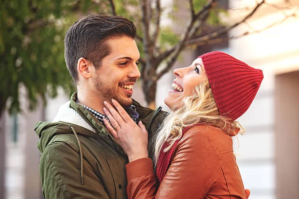 Casal Jovem Andando Fora Desfrutando Dia Inverno — Fotografia de Stock