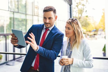 Genç iş adamları şirket bina ve yeni proje hakkında tartışmaya önünde rahatlatıcı.