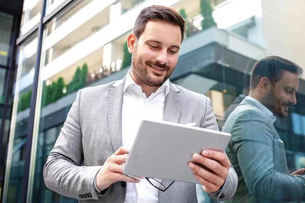 Jungunternehmer Mit Tablet Vor Firmengebäude — Stockfoto