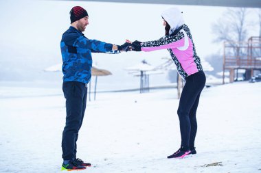 Açık havada egzersiz spor çift. Soğuk kış günü. 
