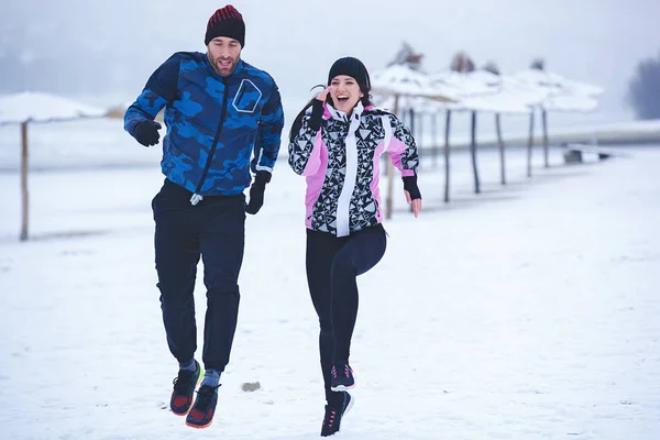 Pareja Deportiva Haciendo Ejercicio Aire Libre Día Frío Invierno —  Fotos de Stock