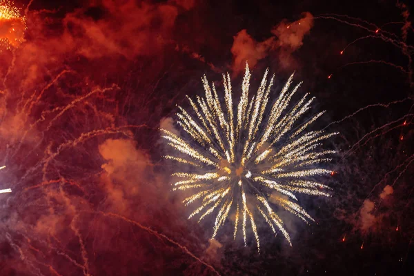 Kleurrijk Vuurwerk Van Verschillende Kleuren Boven Nachtelijke Hemel — Stockfoto