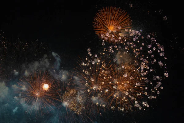 Színes Tűzijáték Különböző Színekkel Éjszakai Égbolton — Stock Fotó