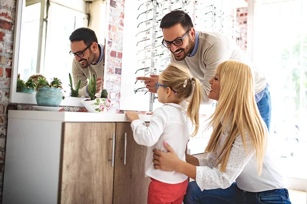 Famiglia Felice Che Sceglie Occhiali Negozio Ottica — Foto Stock