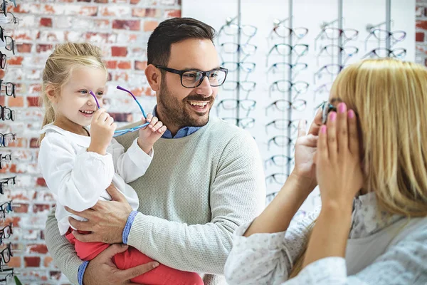 Happy Family Choosing Glasses Optics Store — Stock Photo, Image