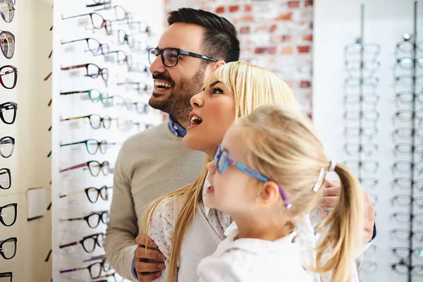 Famiglia Felice Che Sceglie Occhiali Negozio Ottica — Foto Stock