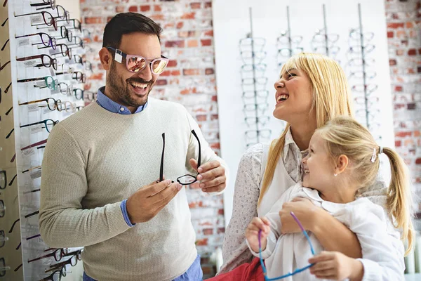 Famiglia Felice Che Sceglie Occhiali Negozio Ottica — Foto Stock