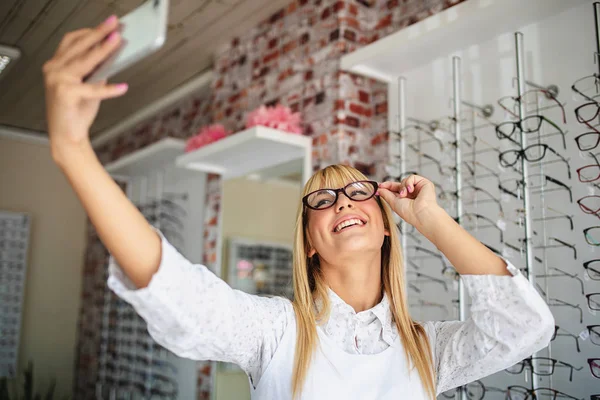 Mujer Está Eligiendo Gafas Tienda Óptica — Foto de Stock