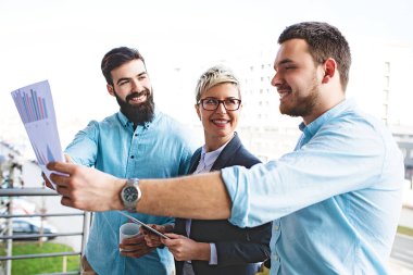 Yeni projede çalışan yaratıcı iş takım.