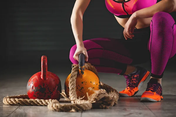 Jonge Sterke Vrouw Klaar Trainen Met Kettlebell — Stockfoto