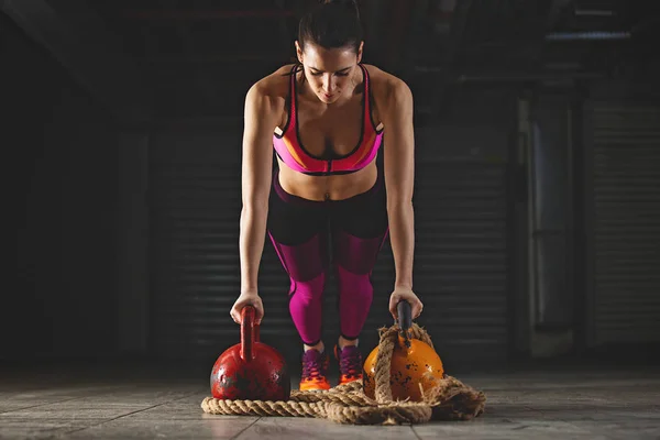 Νέα Ισχυρή Γυναίκα Είναι Εξάσκηση Kettlebell — Φωτογραφία Αρχείου