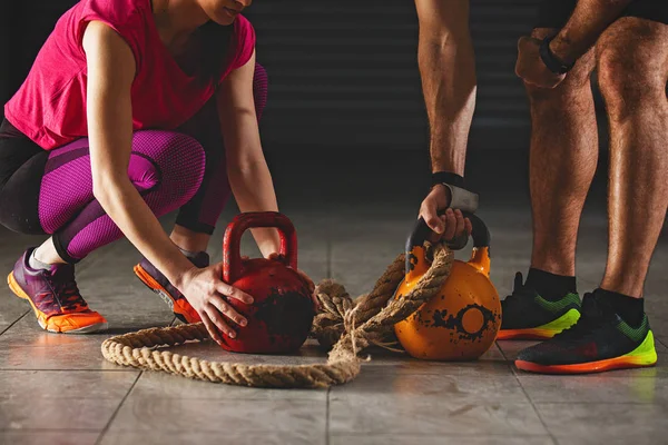 Young Couple Ready Training Kettlebell — Stock Photo, Image