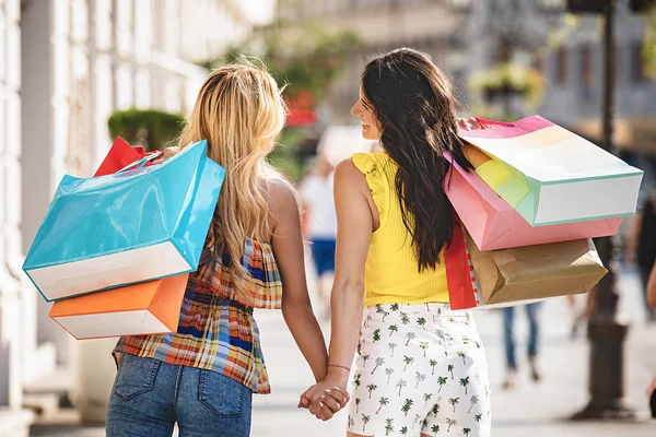 Mulheres Jovens Atraentes Está Gostando Fazer Compras — Fotografia de Stock