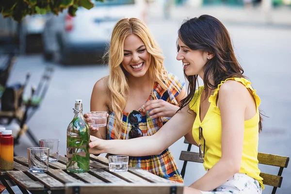 Genç ve çekici bir kadın caffe zevk.