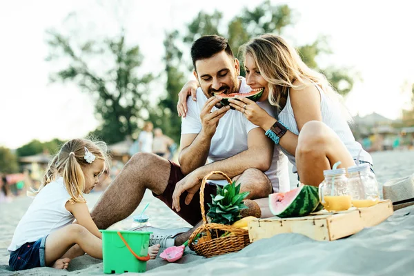 Familia en la playa — Foto de Stock