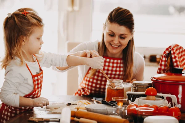 Familie maken van cookies — Stockfoto