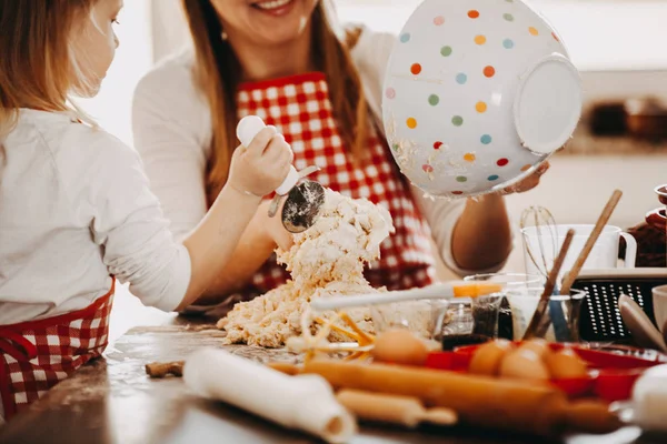 Faire des cookies en famille — Photo