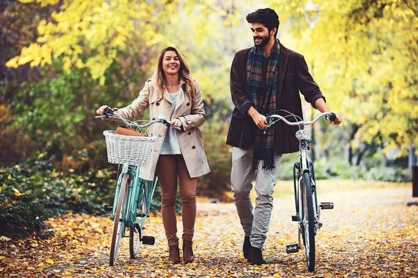 Couple Enjoying Fall — Stock Photo, Image