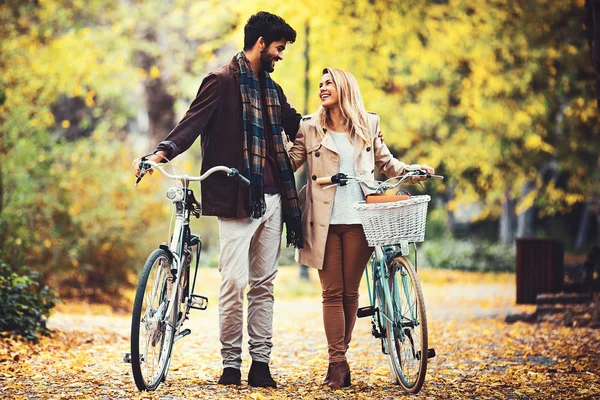 Pareja disfrutando el otoño —  Fotos de Stock